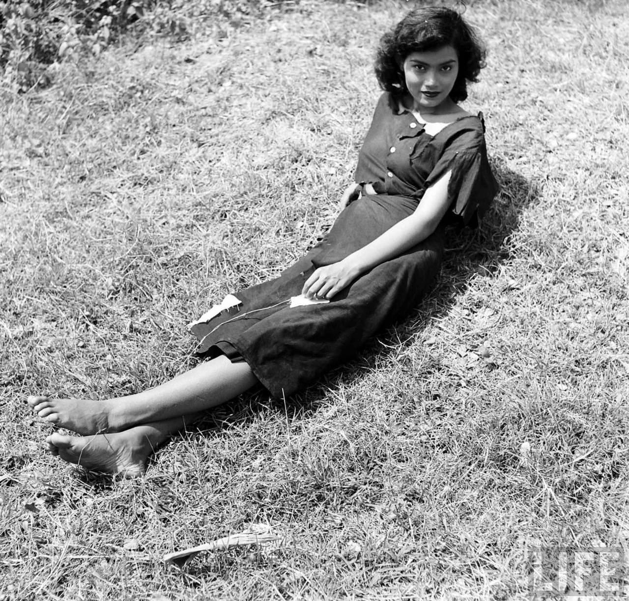 Stunning Portraits of a Beautiful Bangkok Girl in the Garden, 1950s