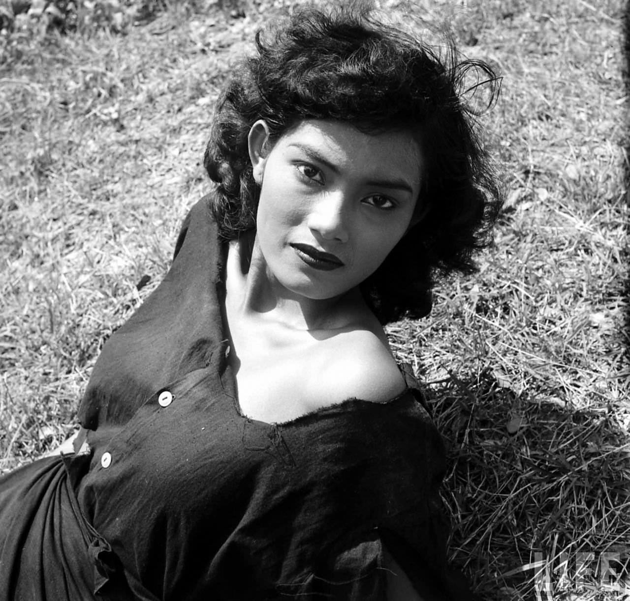 Stunning Portraits of a Beautiful Bangkok Girl in the Garden, 1950s