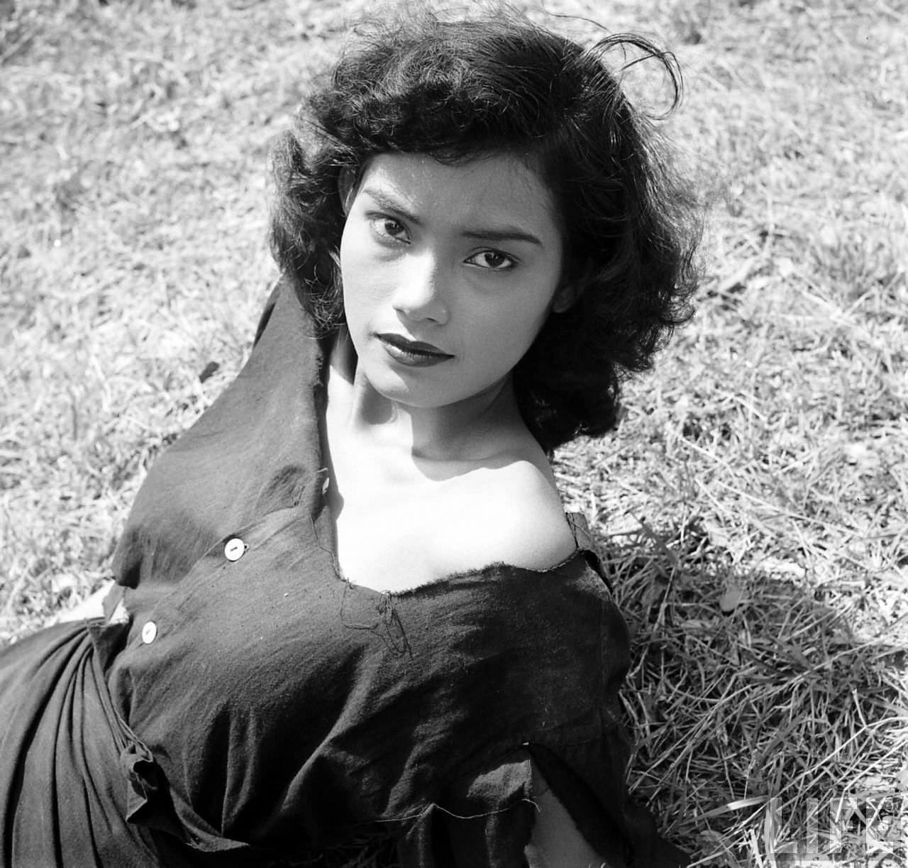 Stunning Portraits of a Beautiful Bangkok Girl in the Garden, 1950s