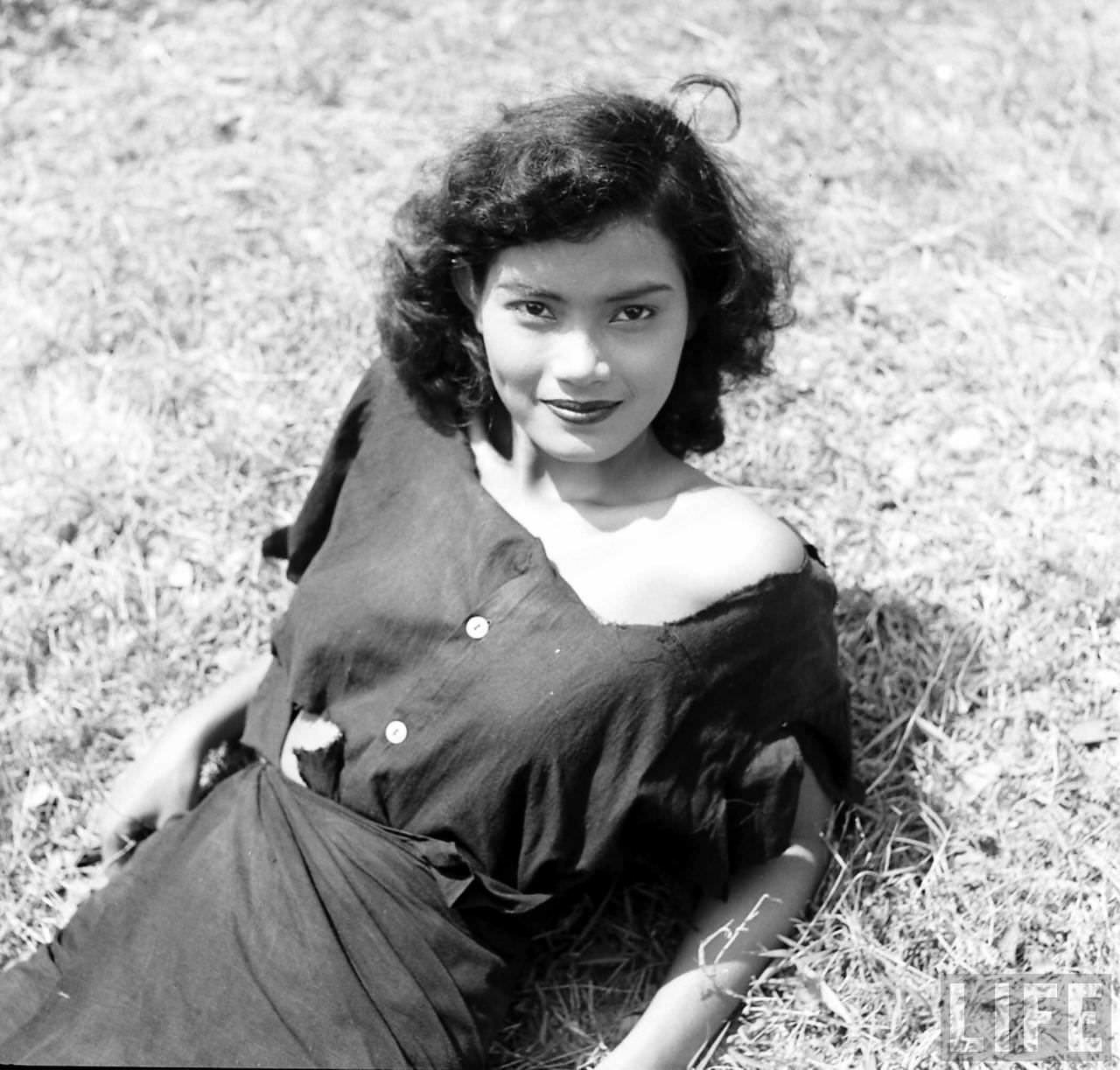 Stunning Portraits of a Beautiful Bangkok Girl in the Garden, 1950s