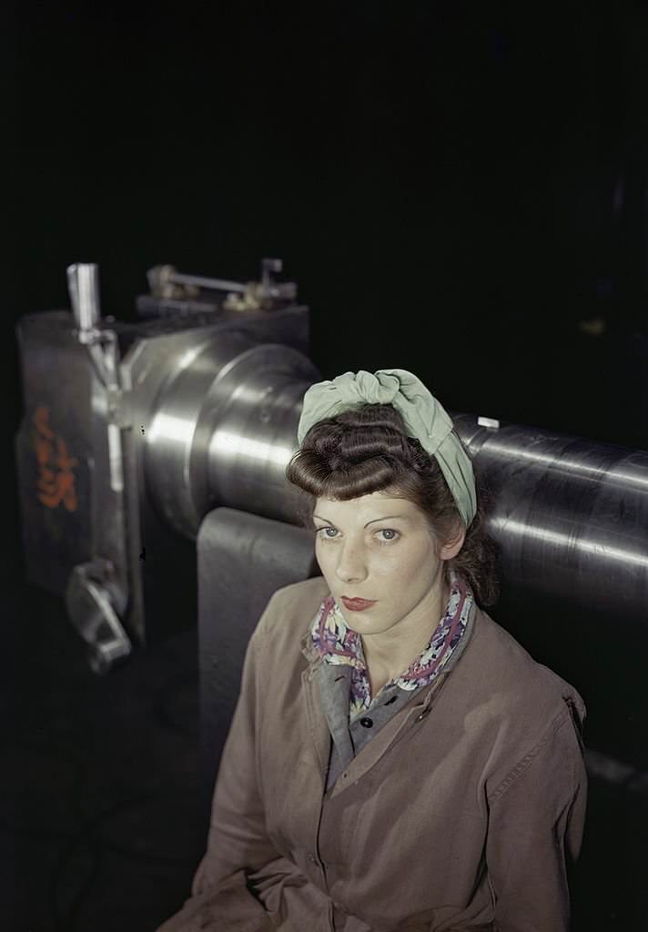 Miss M Greatorex machines spring cases for 17-pounder guns, 1943.