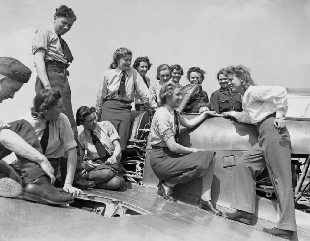 Jacqueline Cochran far right, American pilot Jacqueline Cochran talks to members of the Women's Auxiliary Air Force at work on a Hawker Hurricane MkIIb fighter aircraft of 242.