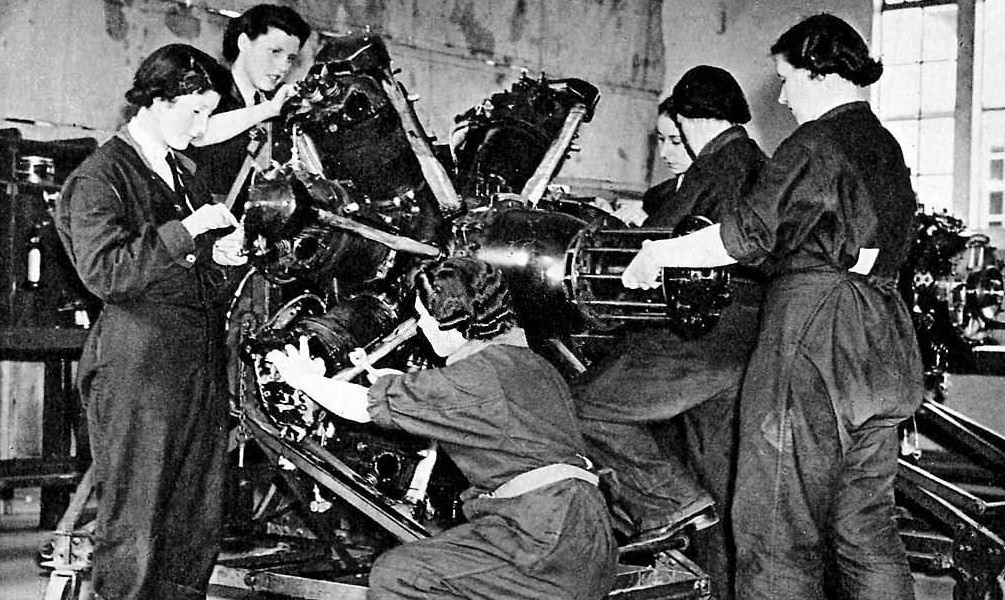 Women's Auxiliary Air Force (WAAF) - Female mechanics in training. A group of women in overalls study the construction of a radial dial engine.