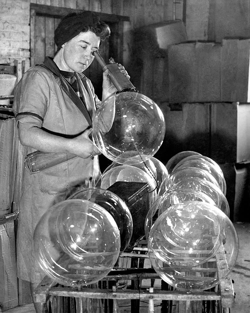 Testing beacon light bulbs at the Lemington Glass Works Ltd, Lemington, Newcastle upon Tyne, Tyne and Wear. 25th January 1945.