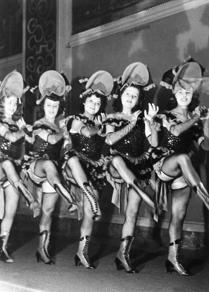 Can-can dancers during the performance of Emmerich Kalman's operetta 'Gräfin Mariza' (Countess Mariza) in the Neues Schauspielhaus, Berlin, 1900