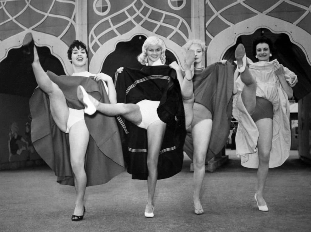 Three young women (Anne Greatrex, Pamela Beckman and Elizabeth Zinn) dance the French cancan with shorts nicknamed the 'Lollipop' (the lollipop), 1950
