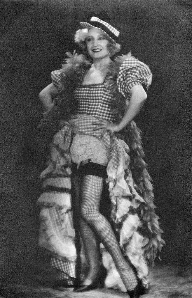 Revue girls The dancer Gerty Reichenall in a can-can costume with black stockings, Berlin, 1932