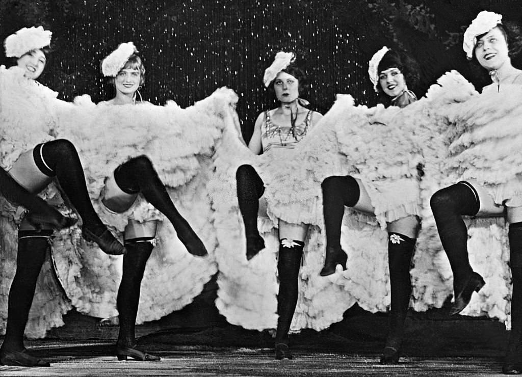 Dance & dancers Revue girls dancing the cancan at the Wintergarten Variety Theater, Berlin, 1928.