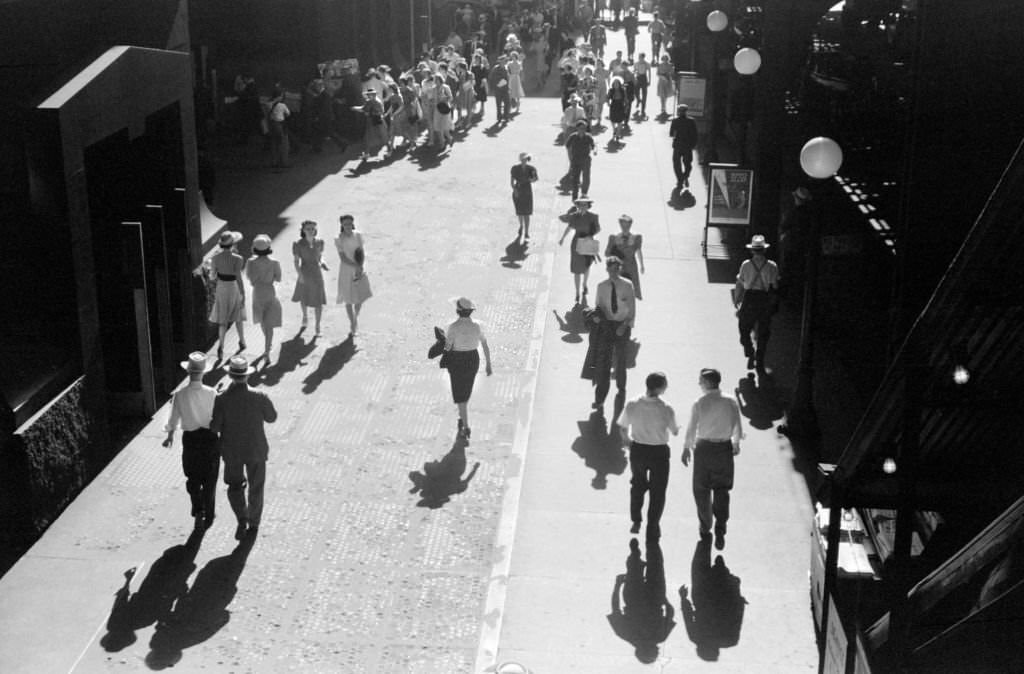 5 Oclock Crowd, Downtown Chicago, Illinois, July 1941