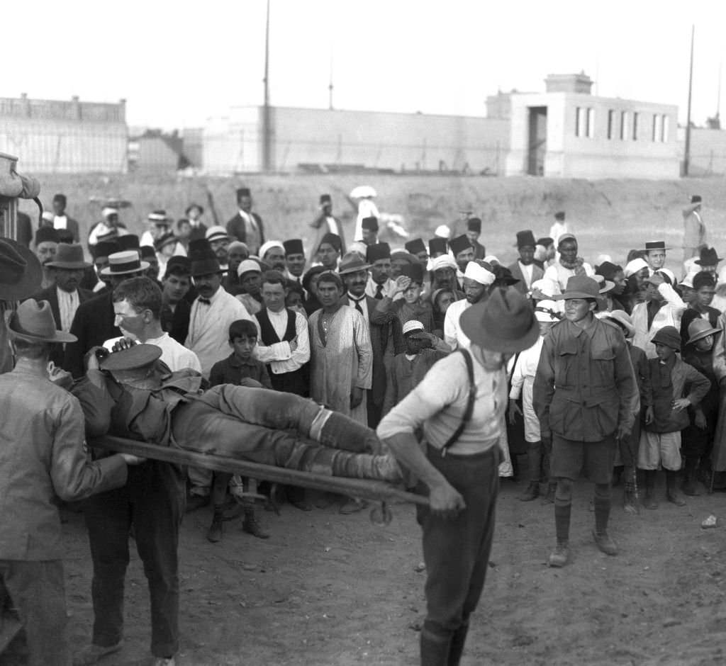Australian stretcher bearers attend to casualties arriving from the Dardanelles Campaign, Egypt, 1915