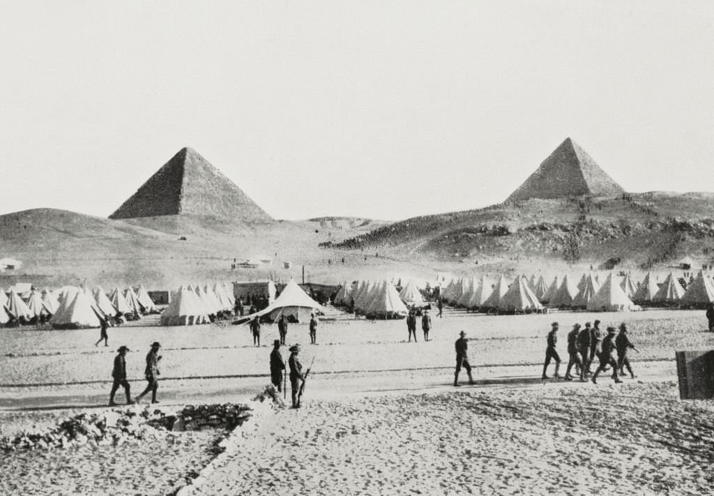 Australian troop encampment at the pyramids, 1915
