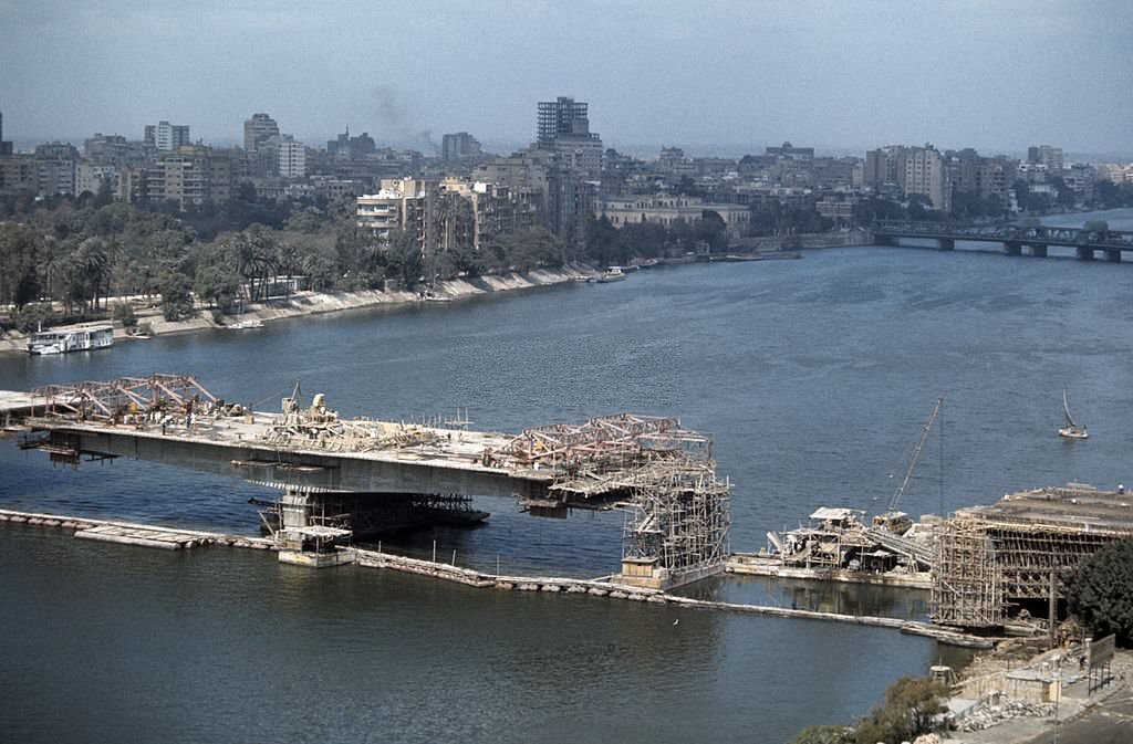 Construction of a bridge with several piles in Cairo, 1976