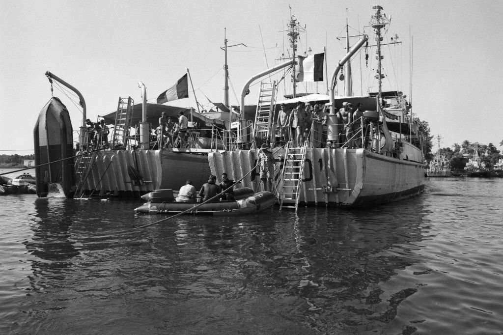 Clearance divers during a mine clearance operation carried out by the French Navy in the Suez Canal on September 24, 1974, Egypt