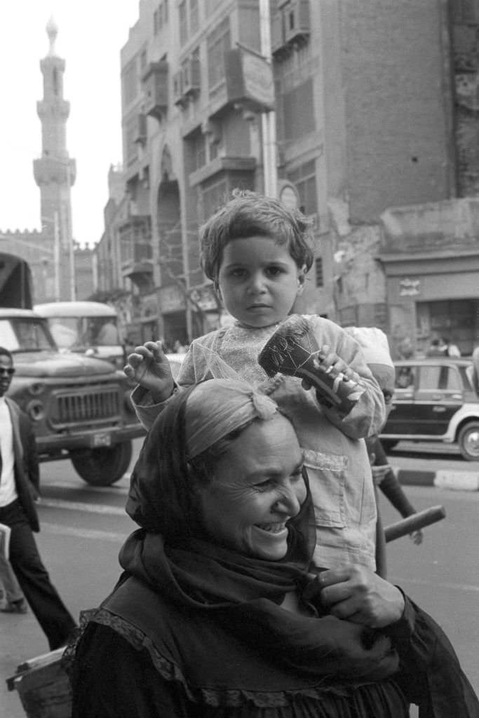 A mother with her daughter on their way to go shopping in a bazaar in Cairo, 1972