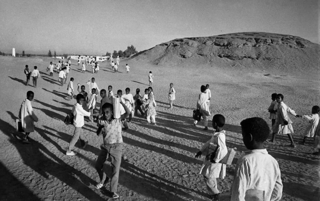 Pupils near Aswan (Egypt) on their way to the new school, 1972