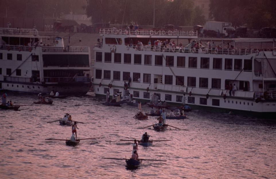 Local vendors at Esna pull up alongside the large hotel-boats that cruise the Nile, to sell galabiyas and other local trinkets.
