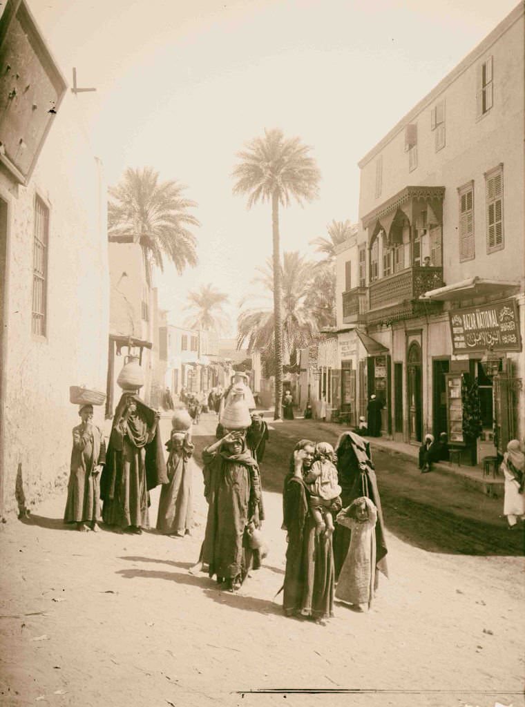 Street scene in Luxor, 1900