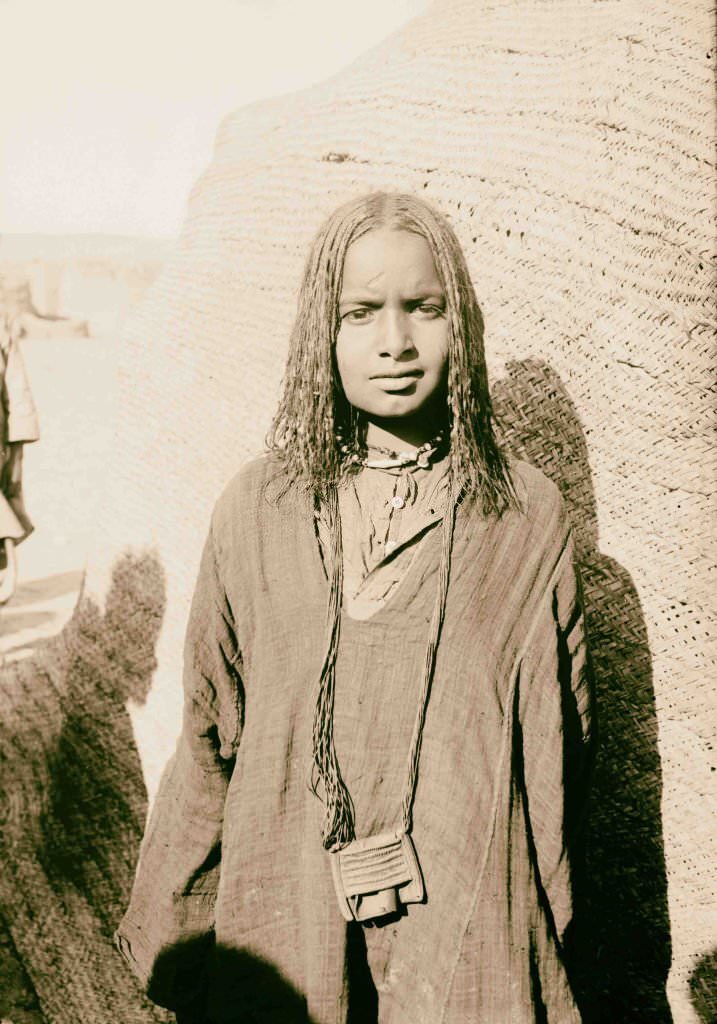 Bust of Bisharin girl, Egypt, 1900s.