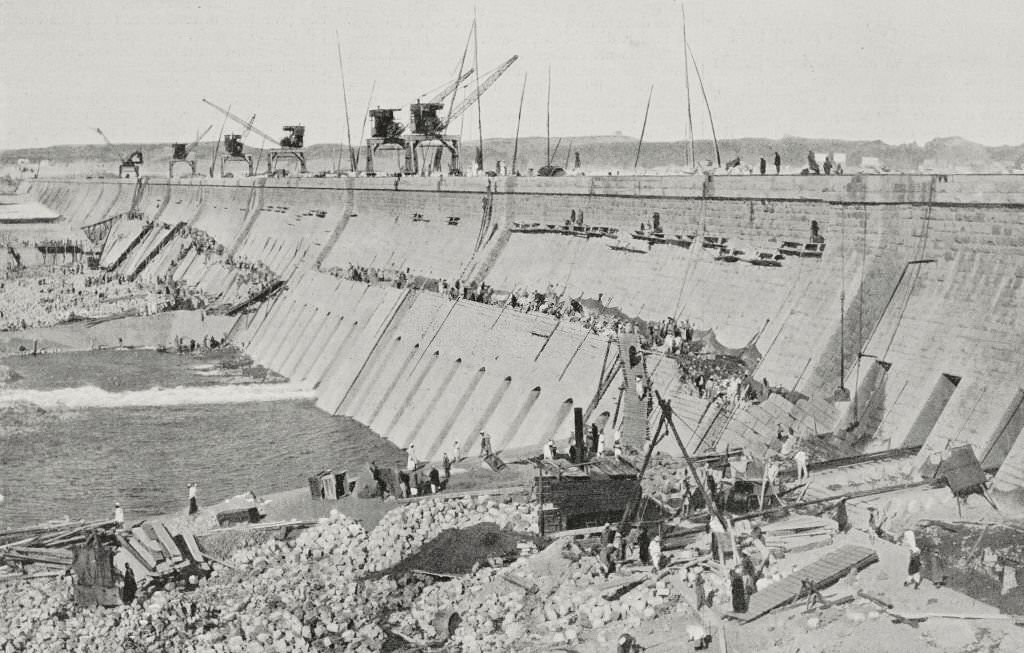 Construction of the Aswan Dam with the contribution of Italian labour, Egypt, from L'Illustrazione Italiana, 1908