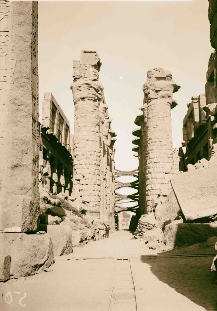 Central aisle of great hypostyle hall, 1900