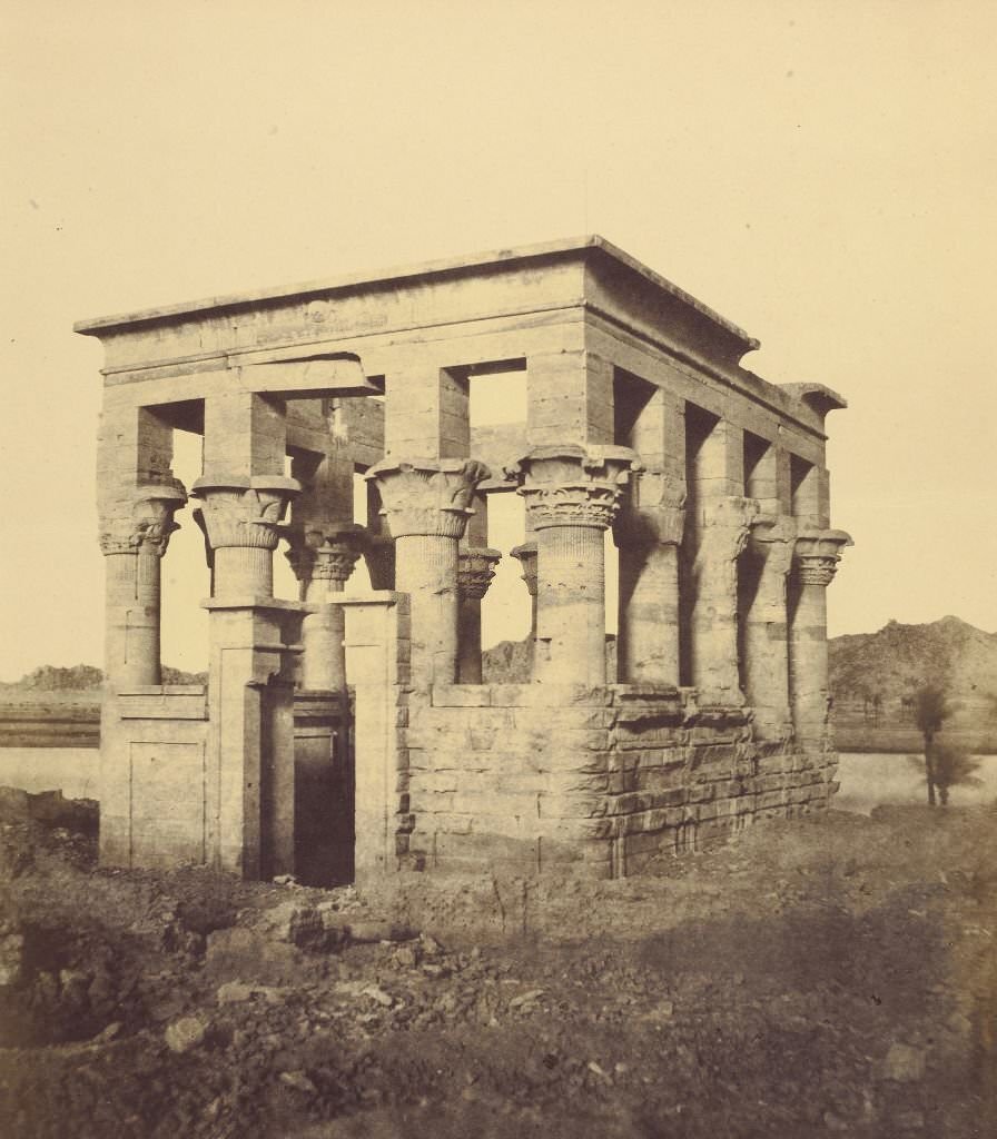Temple hypetre (cote ouest) a Philoe