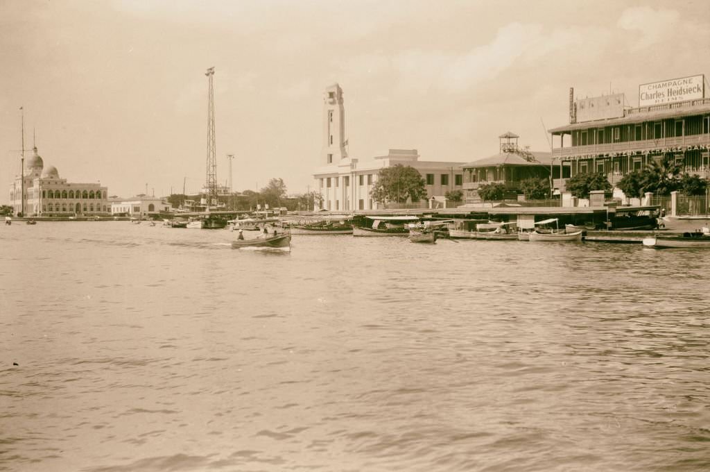 Statue of de Lesseps at entrance to Suez Canal, 1900