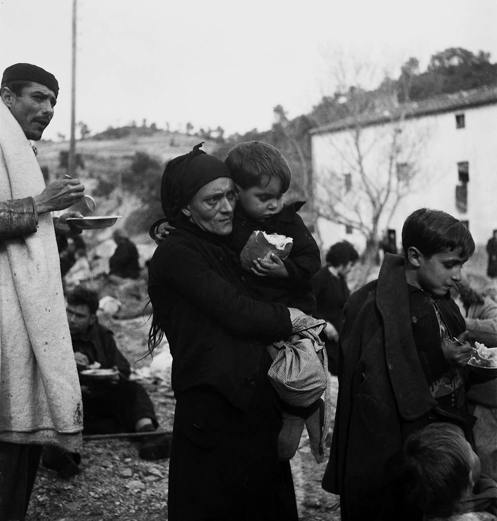 Fascinating Photos of Life in France from the 1930s and 1940s by Émile Savitry