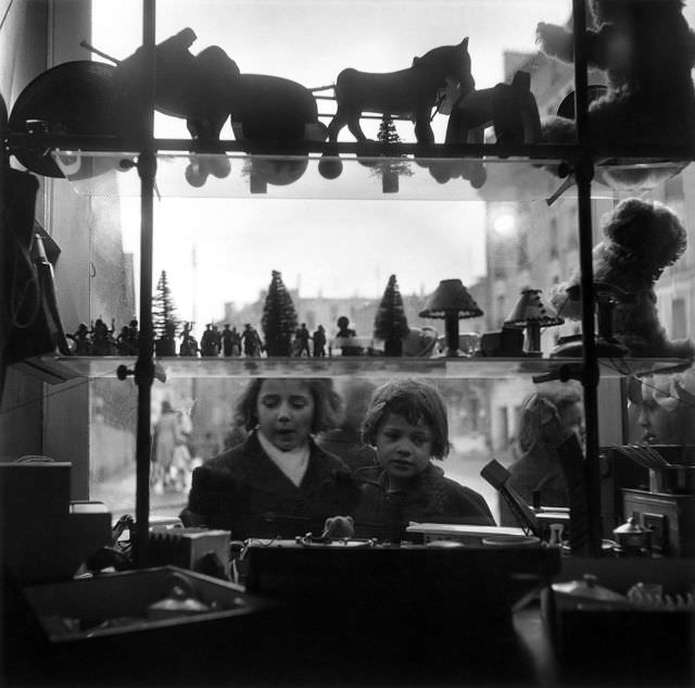 French Children Playing Out in the Streets in the 1930s and 1940s