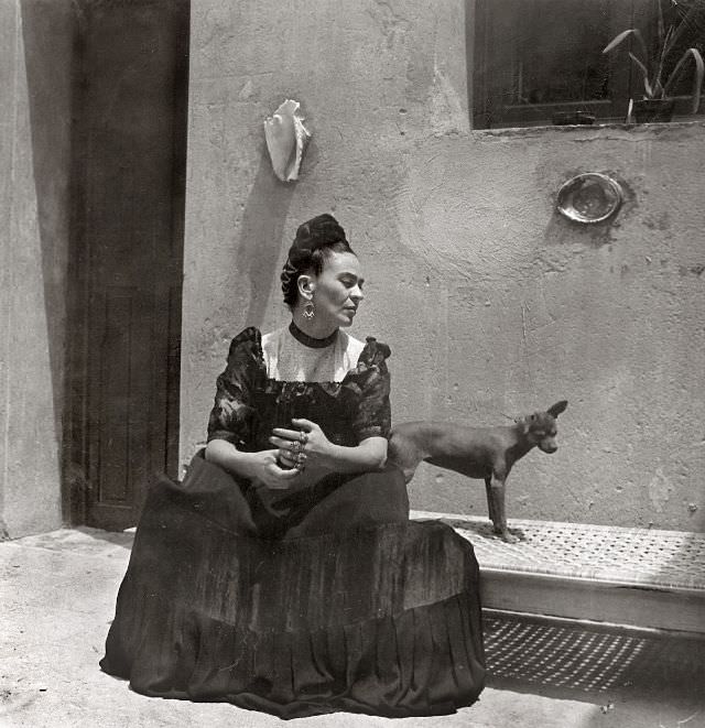 Frida with xoloizcuintle dog at Casa Azul, 1944.