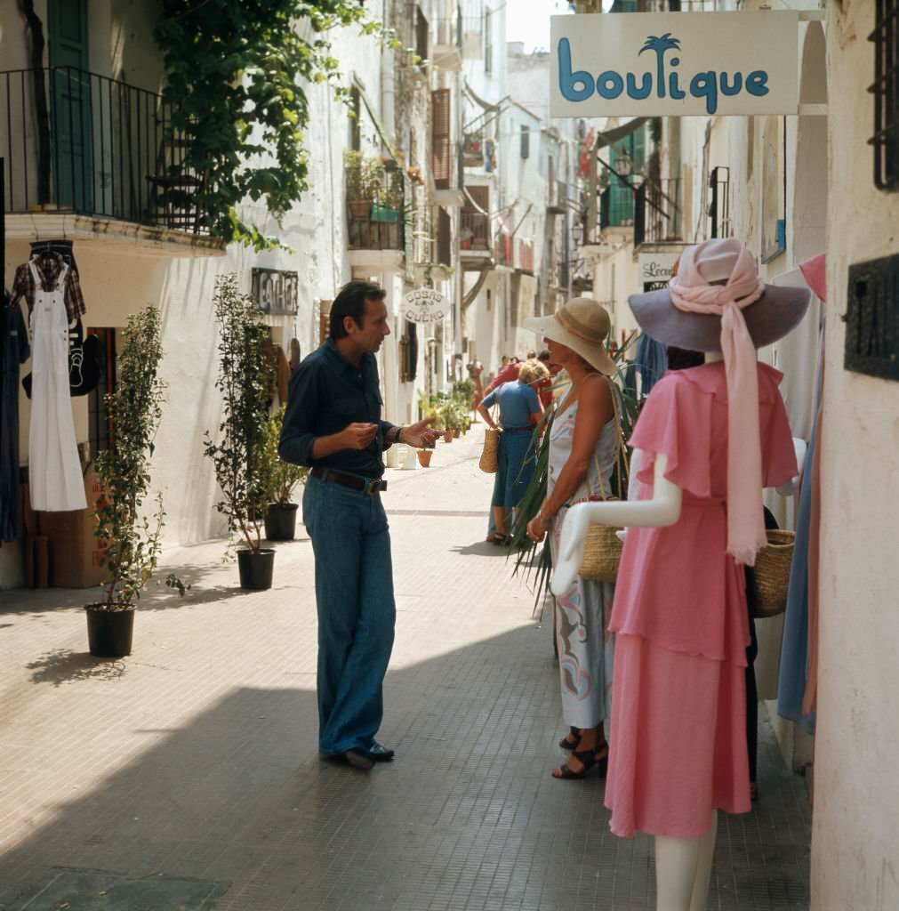 Shopping in the boutiques of the city of Ibiza, 1976