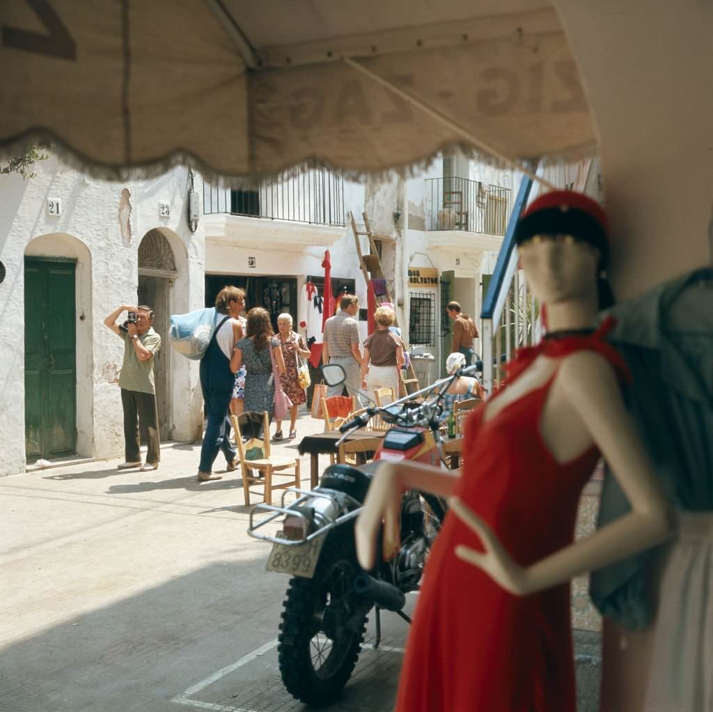 Shopping in the boutiques of the city of Ibiza, 1976