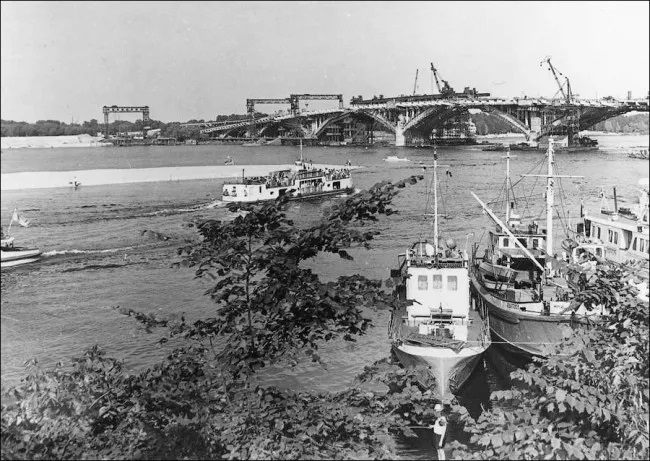 Construction of the Metro bridge through the Dnieper, 1960s