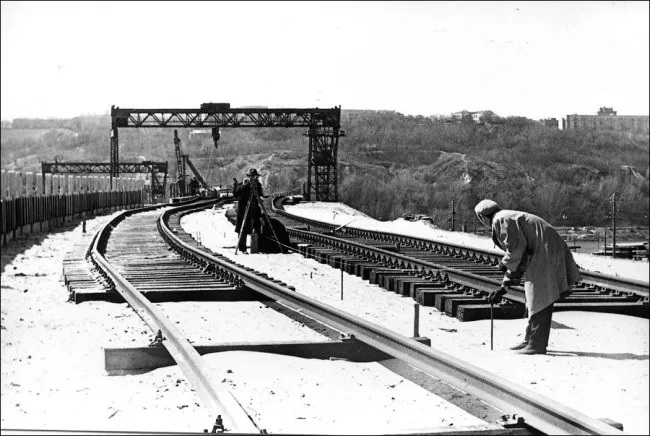 Laying of the upper structure of the underground path on the embankment adjacent to the Metro bridge from the left bank side