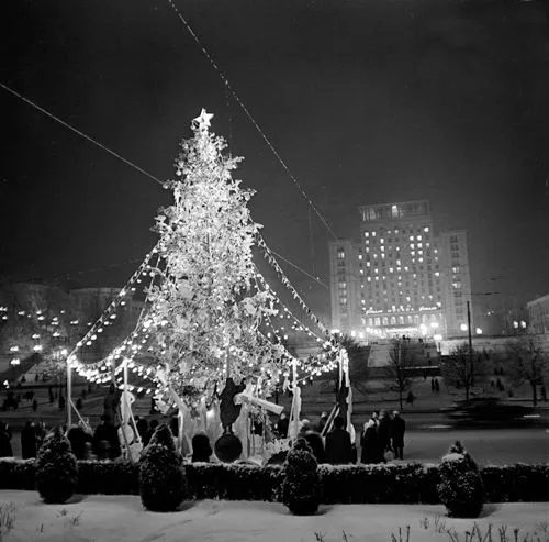 Christmas tree at the October Revolution Square (now Independence). In the background hotel Moscow (now Ukraine), 1962