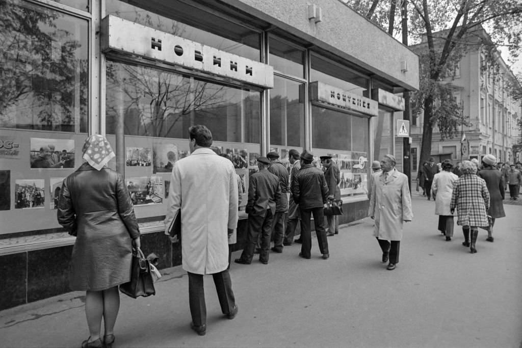 Soviet people are gathered to read the news in front of a shop window on Khreshchatyk Street on October 18, 1975 in Kyiv.