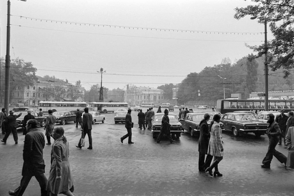 People walk on Khreshchatyk Street on October 18, 1975 in Kyiv