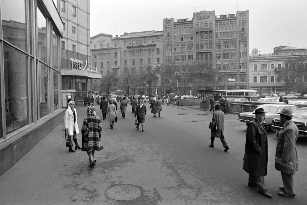 People walk on Khreshchatyk Street on October 18, 1975 in Kyiv