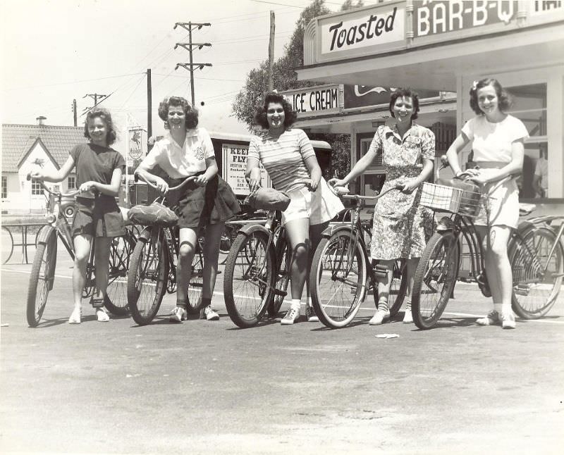 Stunning Photos of Ladies with their Bicycles from the 1940s