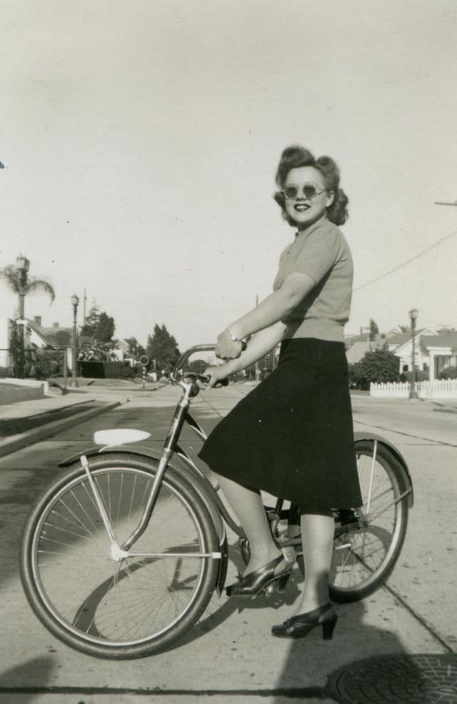 Stunning Photos of Ladies with their Bicycles from the 1940s