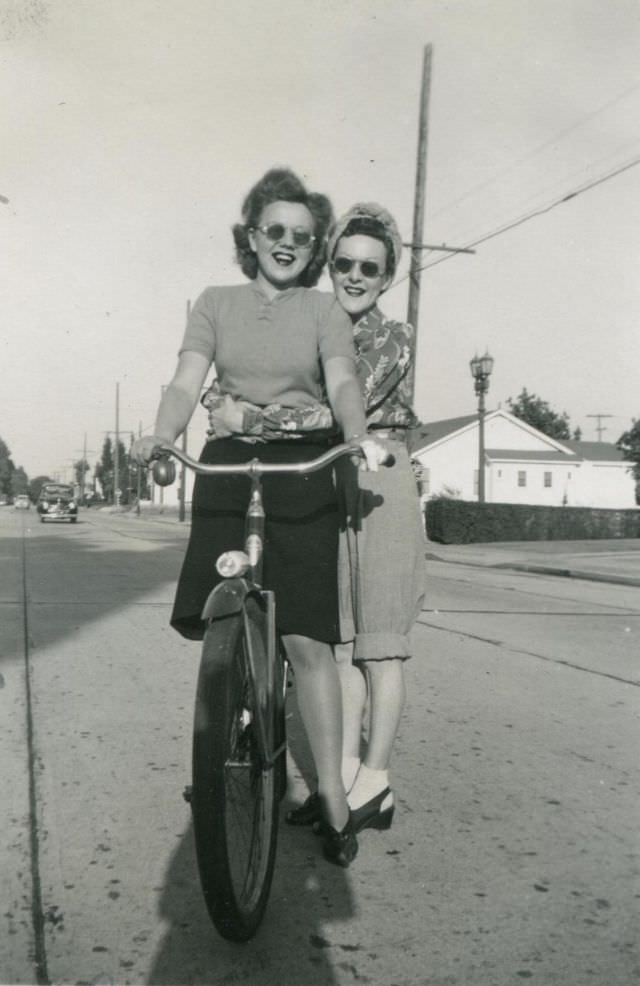 Stunning Photos of Ladies with their Bicycles from the 1940s