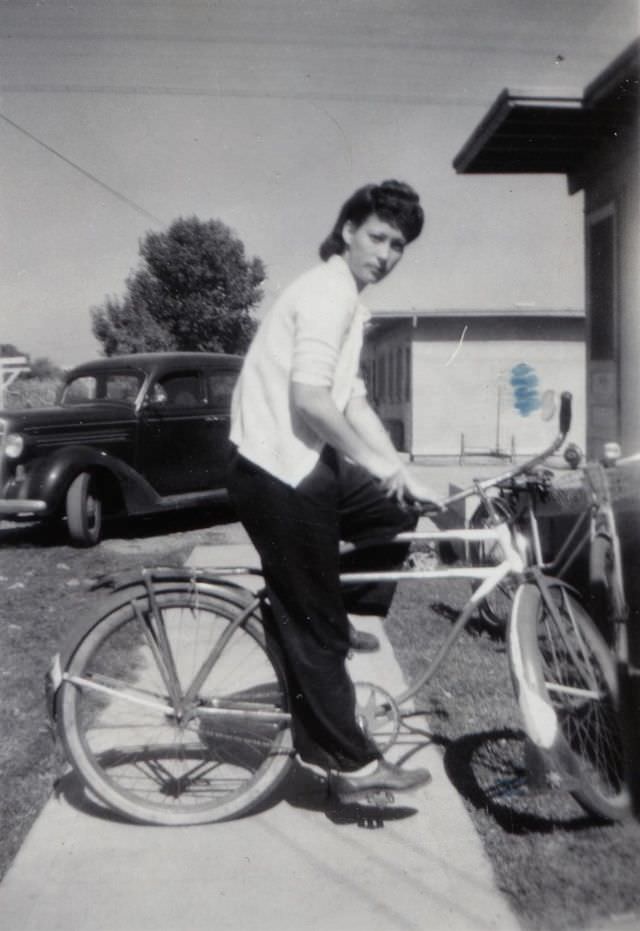 Stunning Photos of Ladies with their Bicycles from the 1940s