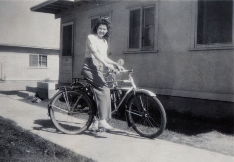 Stunning Photos of Ladies with their Bicycles from the 1940s