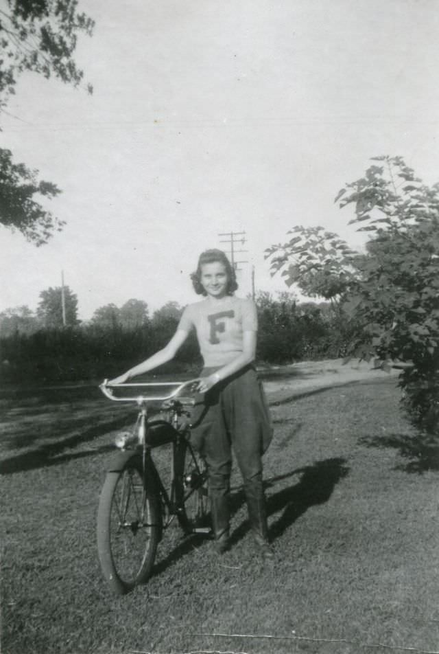 Stunning Photos of Ladies with their Bicycles from the 1940s