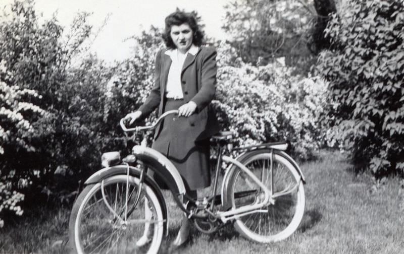 Stunning Photos of Ladies with their Bicycles from the 1940s