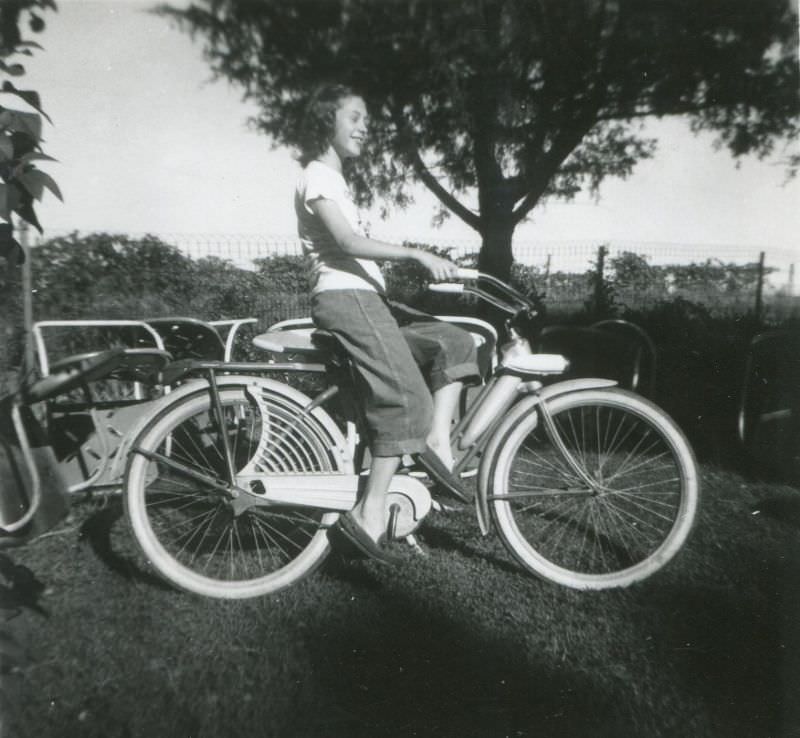 Stunning Photos of Ladies with their Bicycles from the 1940s