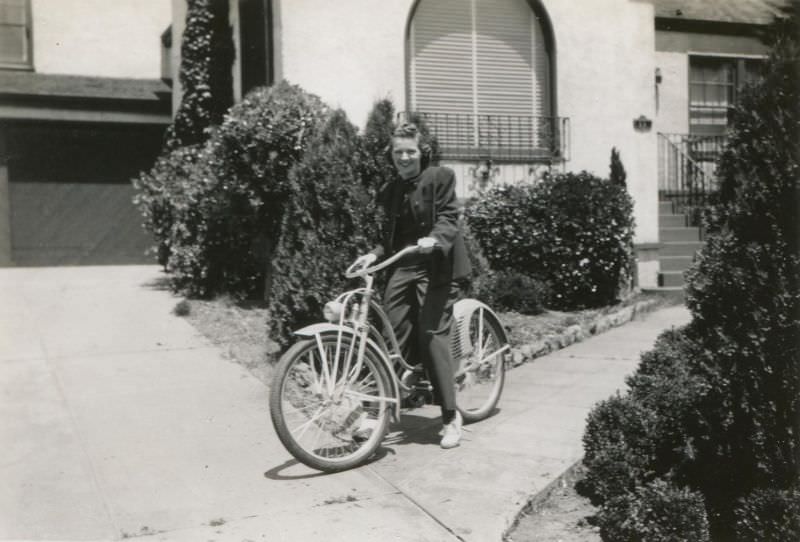 Stunning Photos of Ladies with their Bicycles from the 1940s