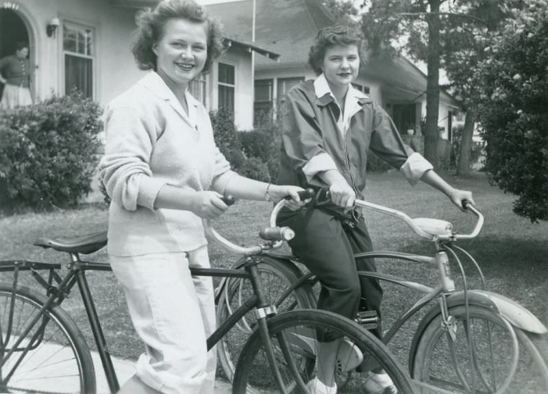 Stunning Photos of Ladies with their Bicycles from the 1940s
