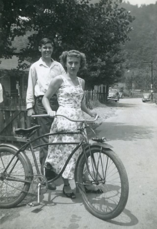 Stunning Photos of Ladies with their Bicycles from the 1940s