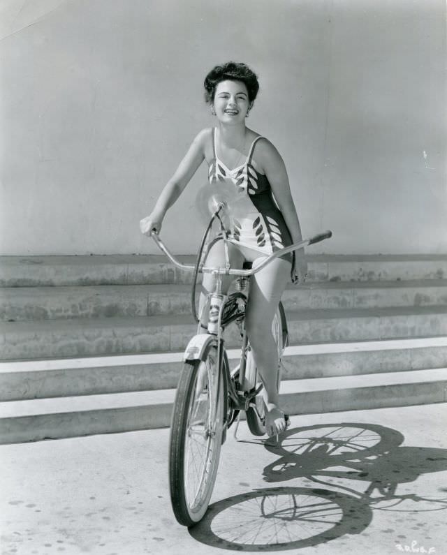 Stunning Photos of Ladies with their Bicycles from the 1940s