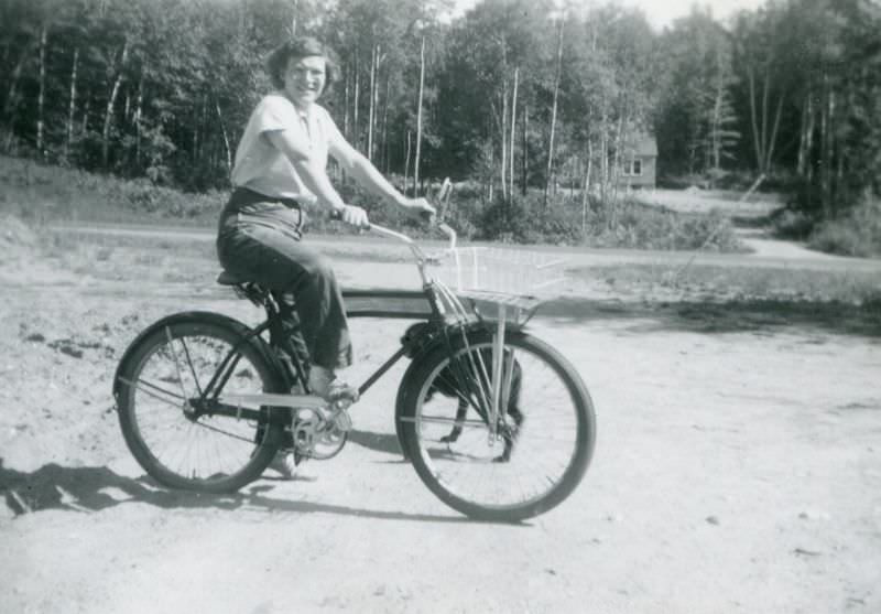 Stunning Photos of Ladies with their Bicycles from the 1940s